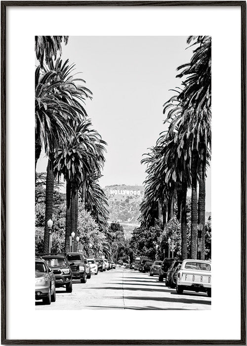 Plakat podróżniczy: hollywoodzka ulica z palmami czarno-biała – Black Frame