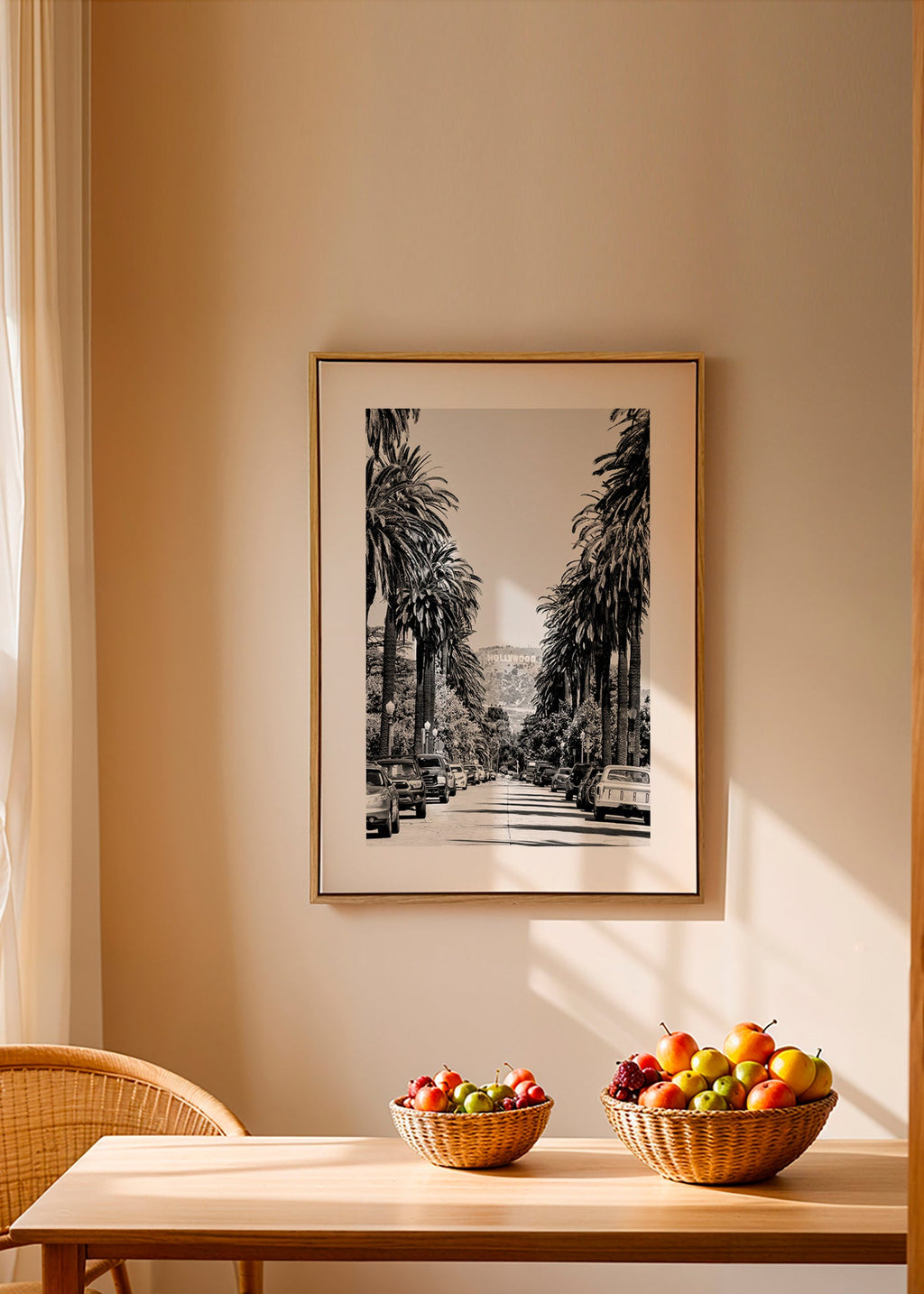 Plakat podróżniczy: hollywoodzka ulica z palmami czarno-biała – Canvas2