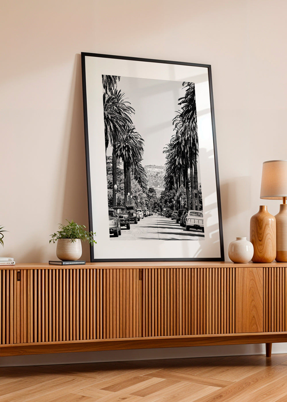 Plakat podróżniczy: hollywoodzka ulica z palmami czarno-biała – Product3