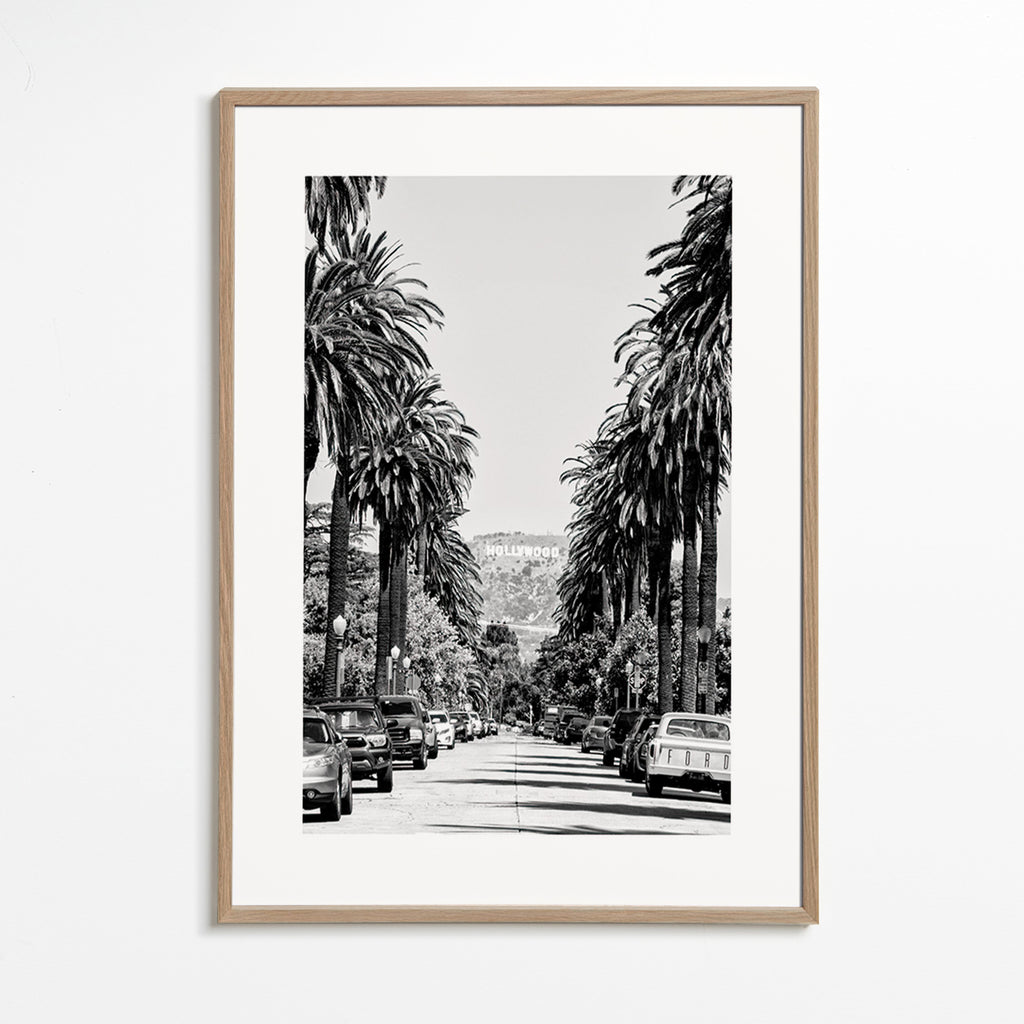 Plakat podróżniczy: hollywoodzka ulica z palmami czarno-biała – Oak Frame