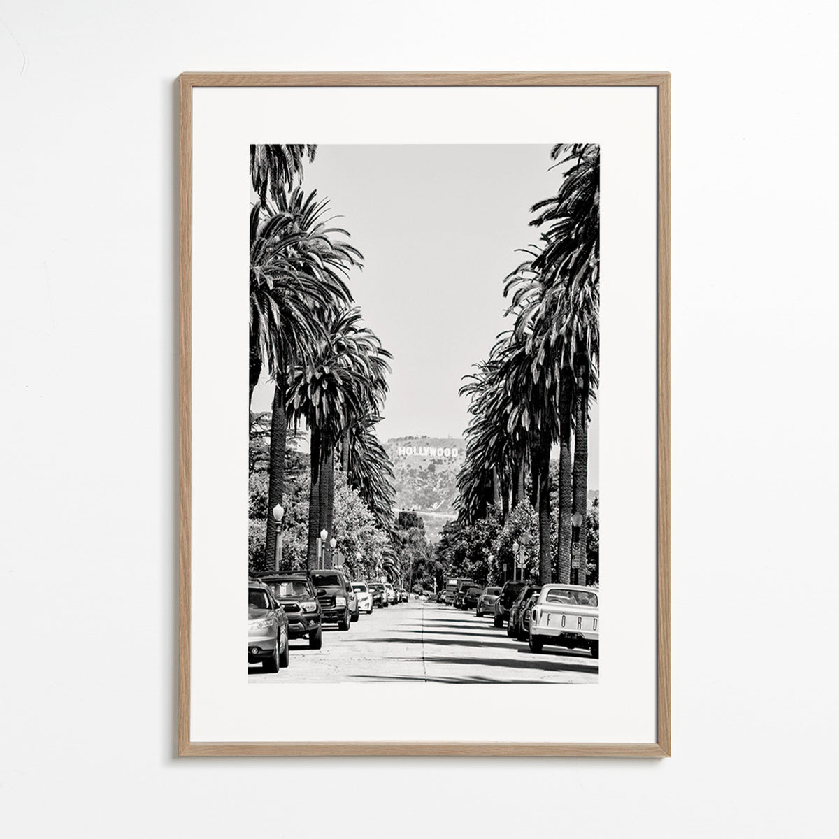 Plakat podróżniczy: hollywoodzka ulica z palmami czarno-biała – Oak Frame