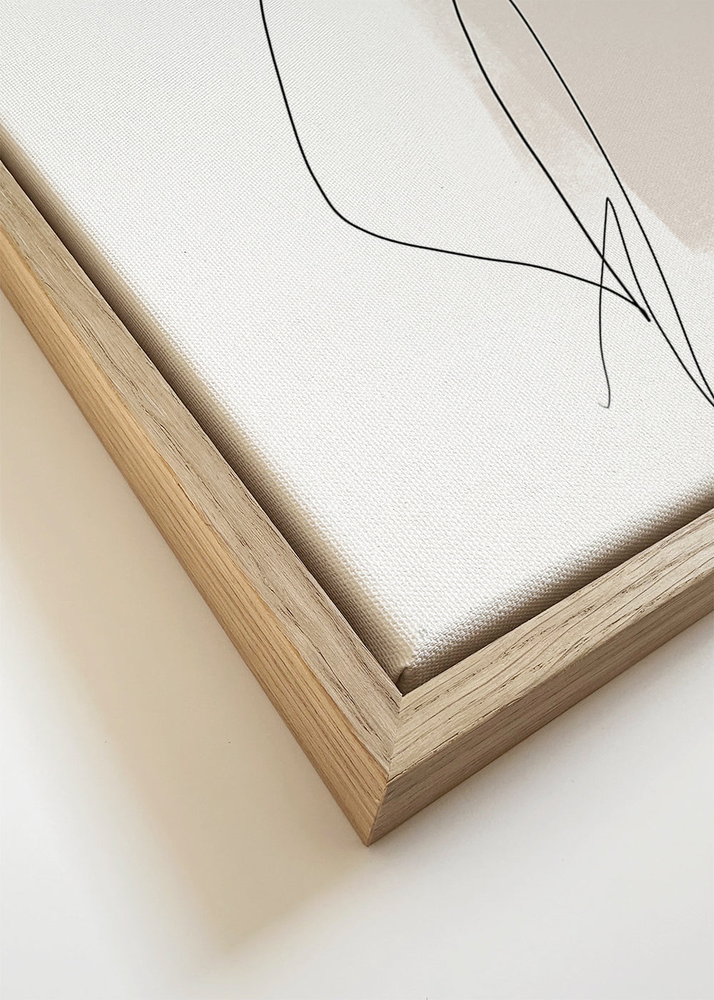 Minimalistyczny plakat z czarną formą i organiczną linią