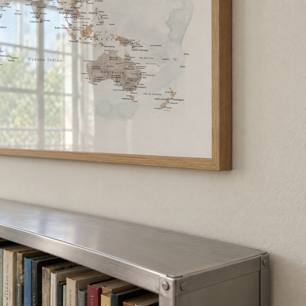 Detailed watercolor world map with labels in Spanish, Calista - Framed poster detail