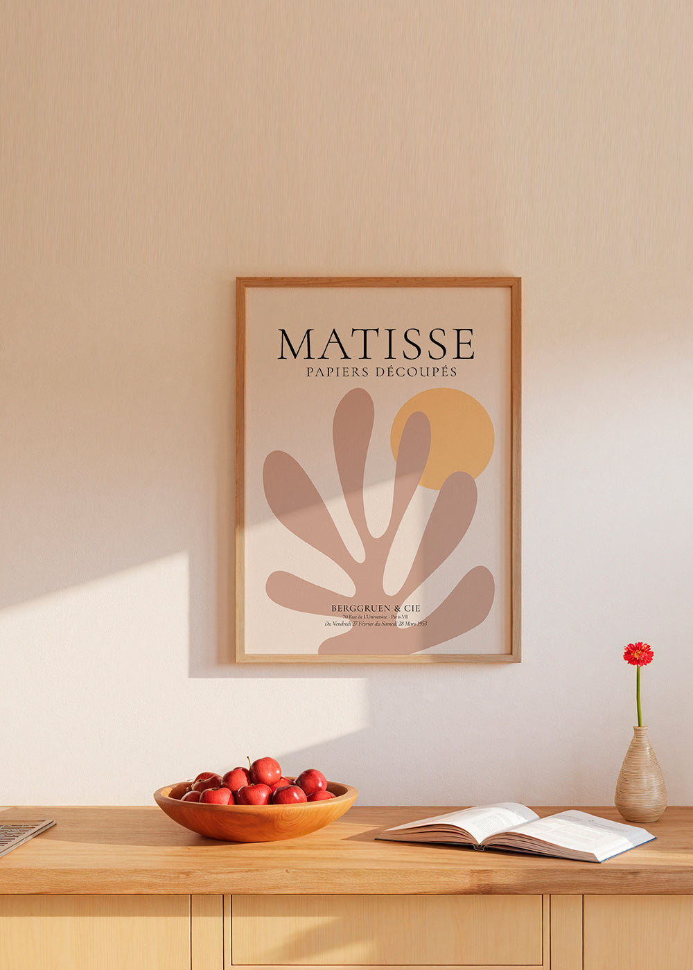 Plakat botaniczny z organicznymi kształtami i żółtym słońcem