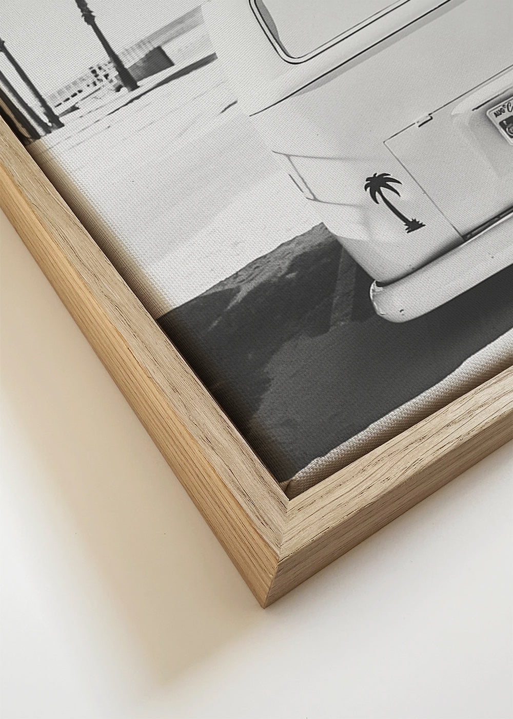 Czarno-biały plakat: furgonetka vintage z deskami surfingowymi