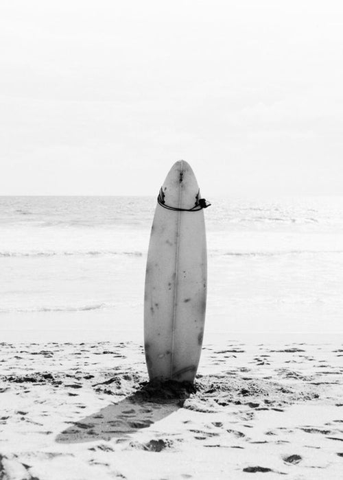 Sztuka sportowa: deska surfingowa na brzegu