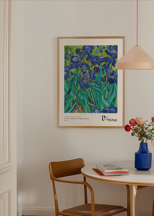Plakat botaniczny: niebieskie irysy energiczne pociągnięcia pędzla