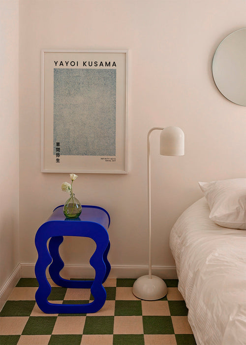 Plakat minimalistyczny z niebieską fakturą kropek