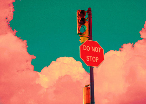 Fotografia pop znaku 'DO NOT STOP'