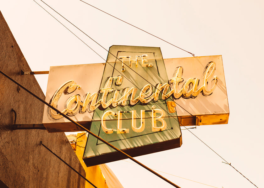 Wydruk vintage neon na fasadzie Continental Club
