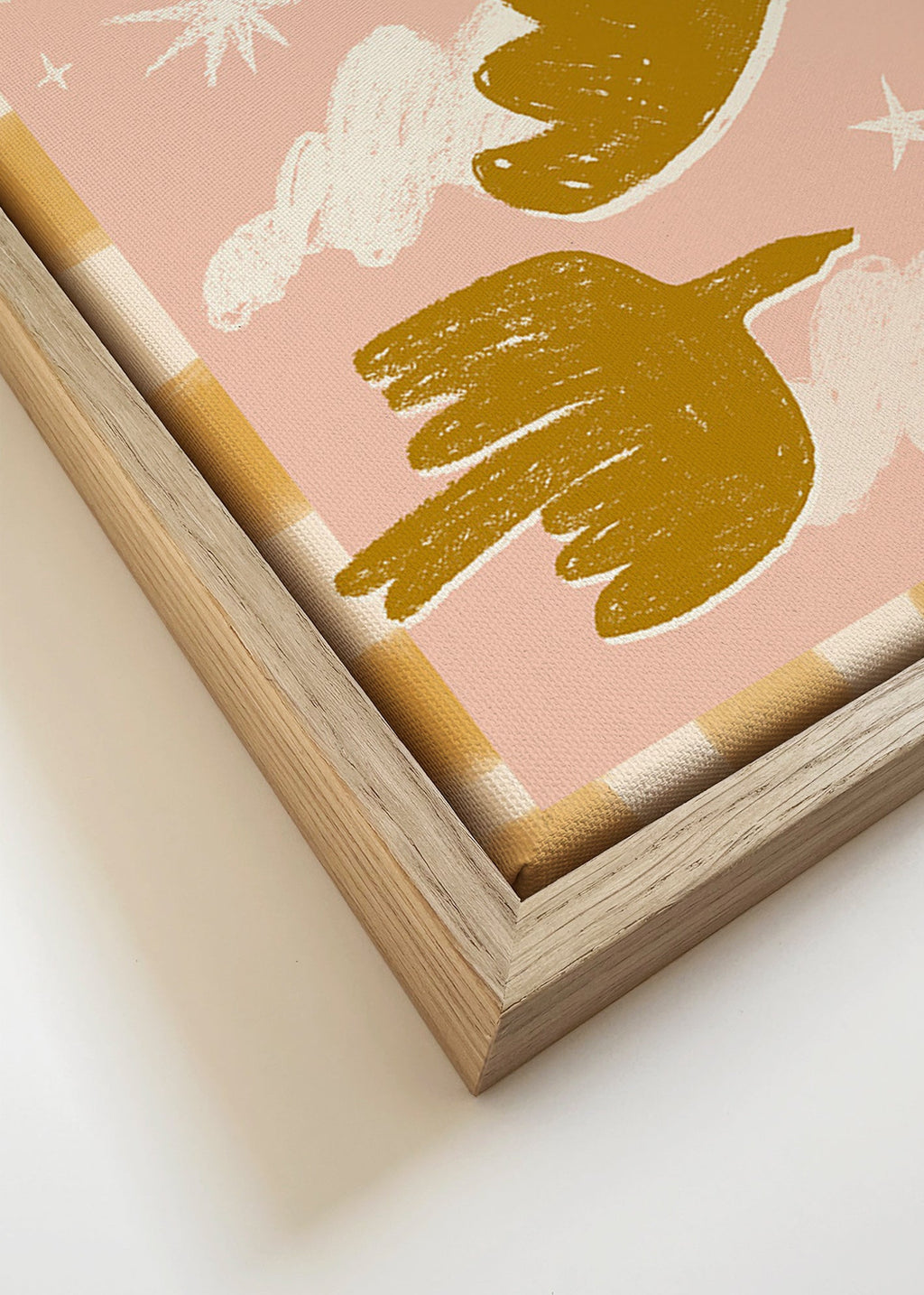 Złote ptaki na różowym tle