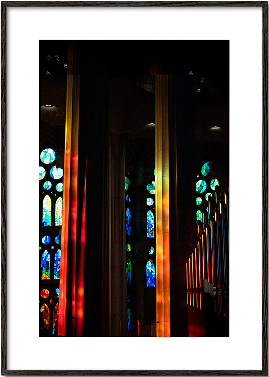 Fotografia katedry z iluminowanymi witrażami