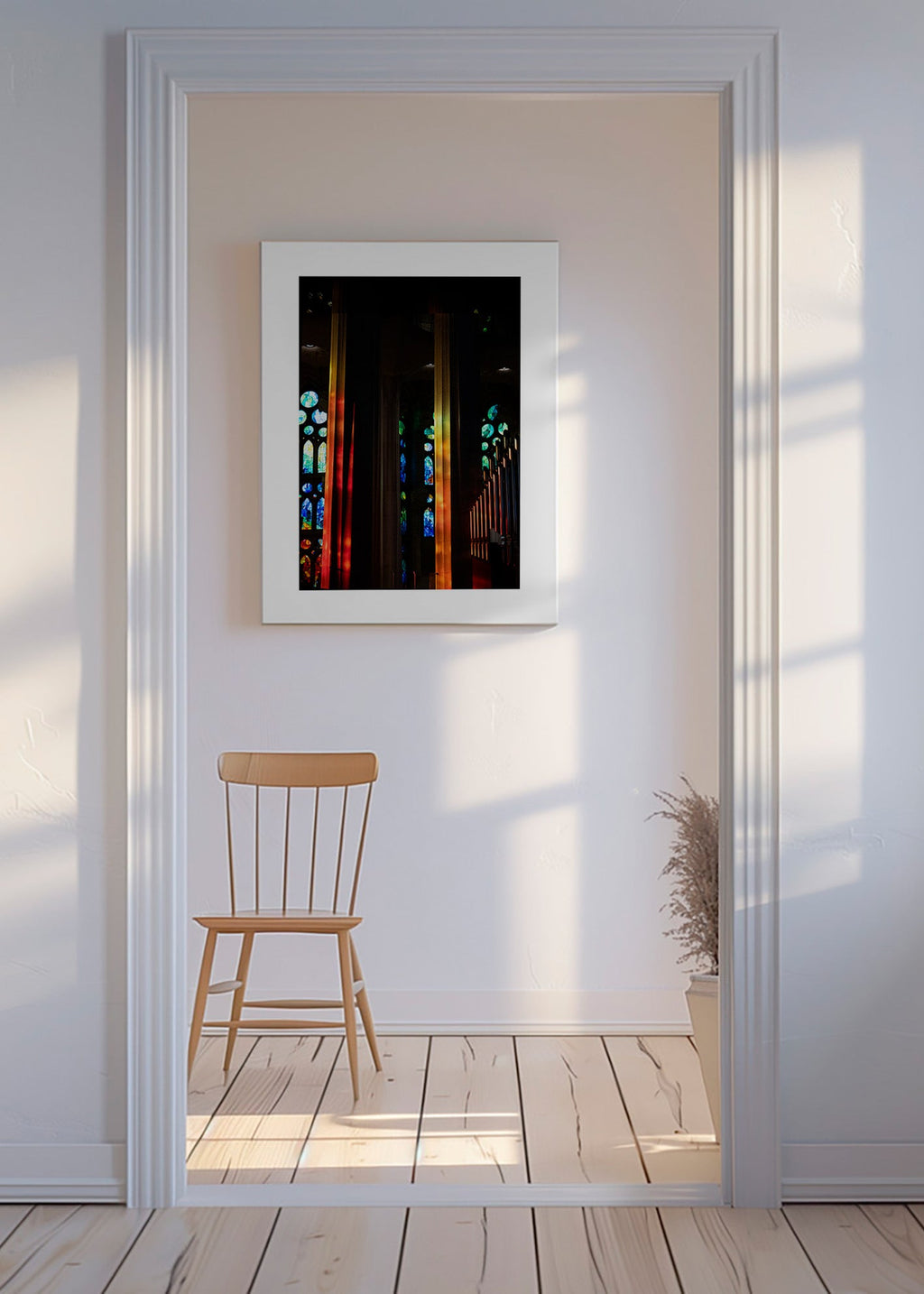 Fotografia katedry z iluminowanymi witrażami
