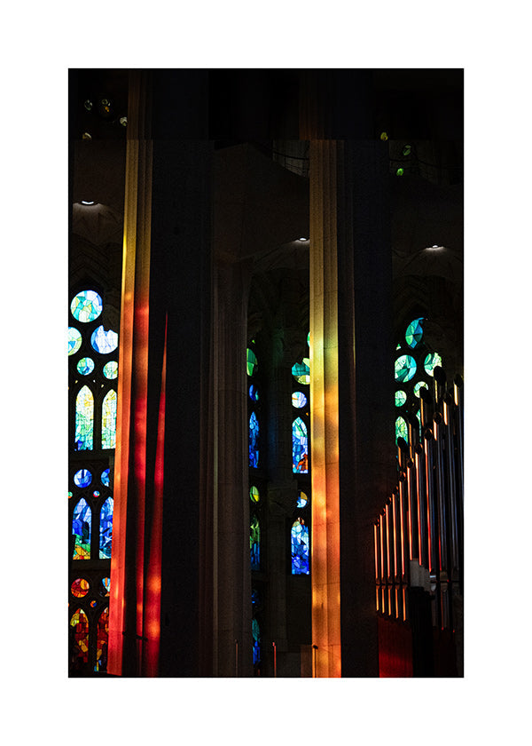Fotografia katedry z iluminowanymi witrażami
