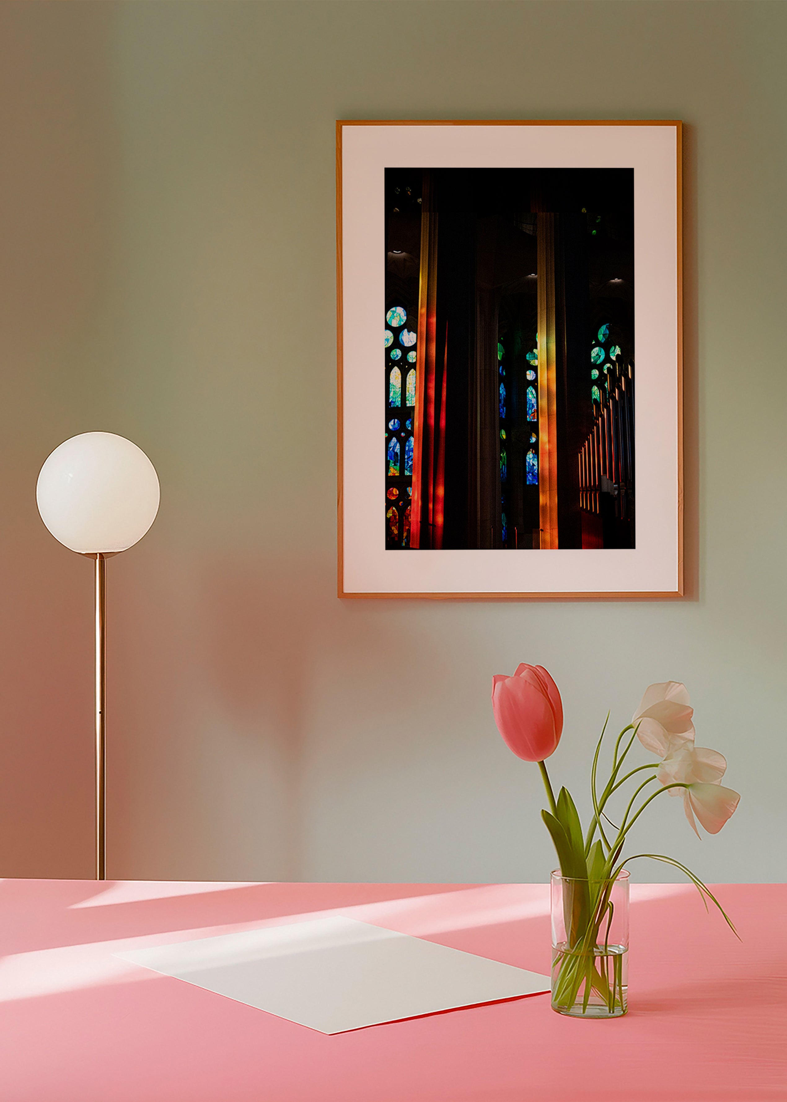 Fotografia katedry z iluminowanymi witrażami