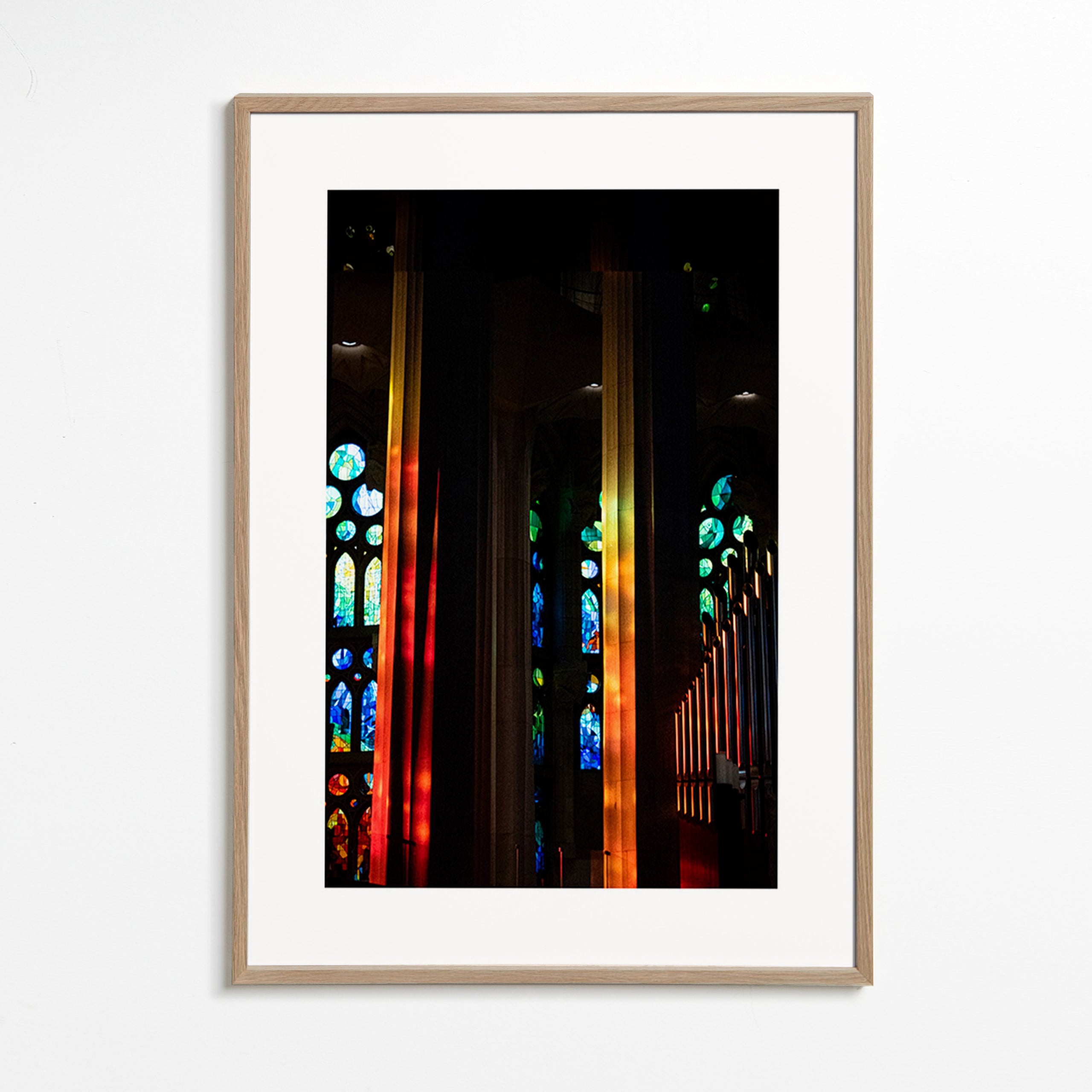 Fotografia katedry z iluminowanymi witrażami