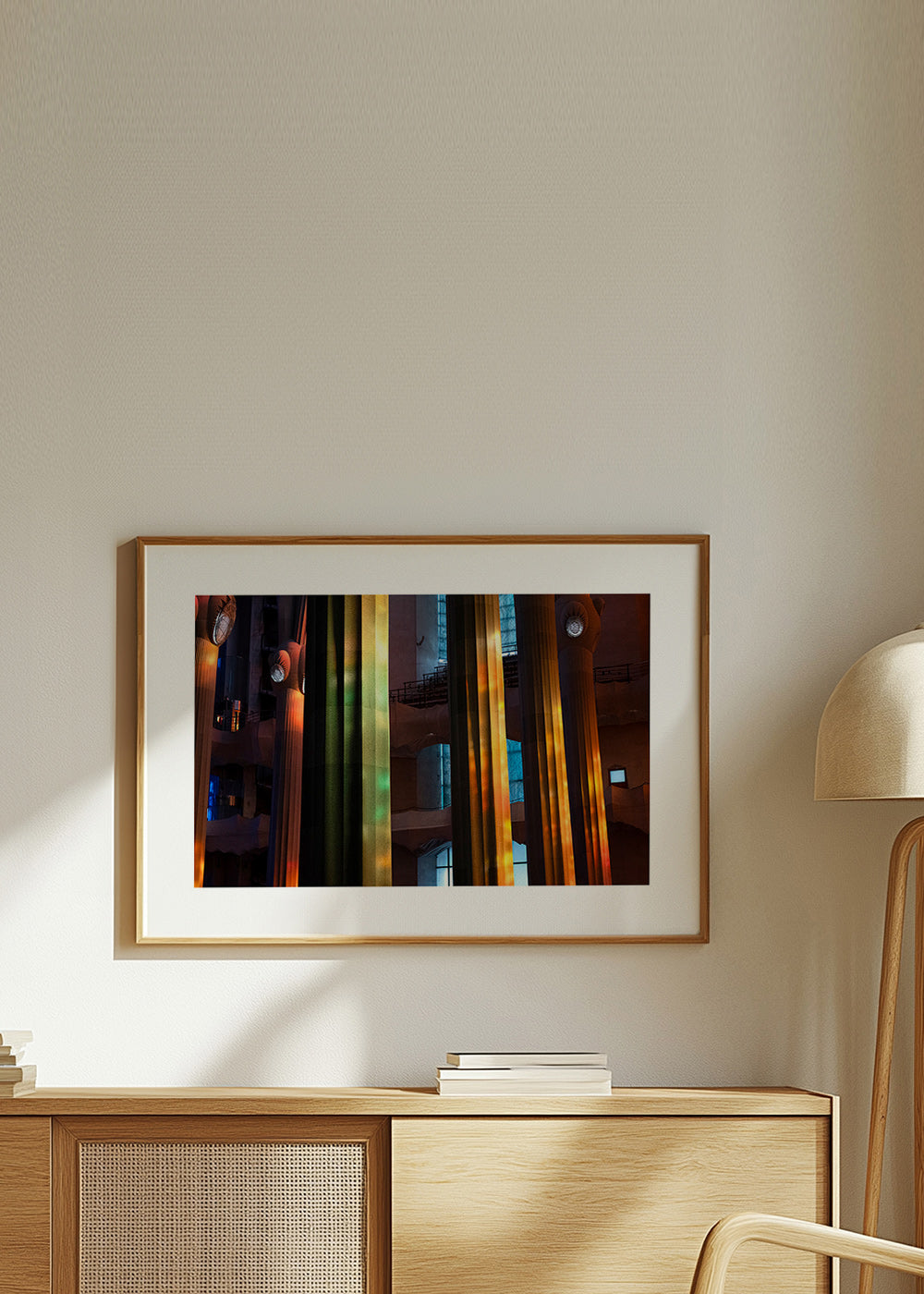 Fotografia oświetlonych wnętrz kolumn