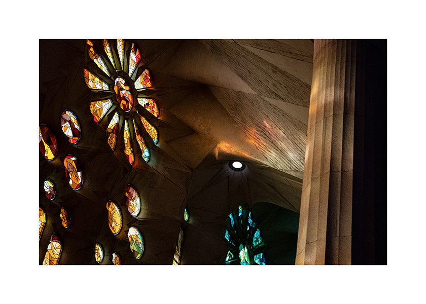 Fotografia architektoniczna witraży w ciepłym świetle