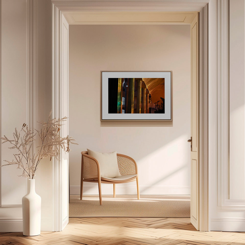 Fotografia wnętrza architektonicznego w złotym świetle