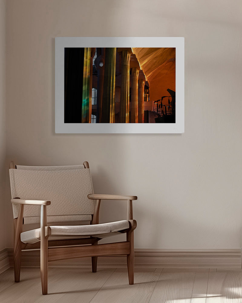 Fotografia wnętrza architektonicznego w złotym świetle