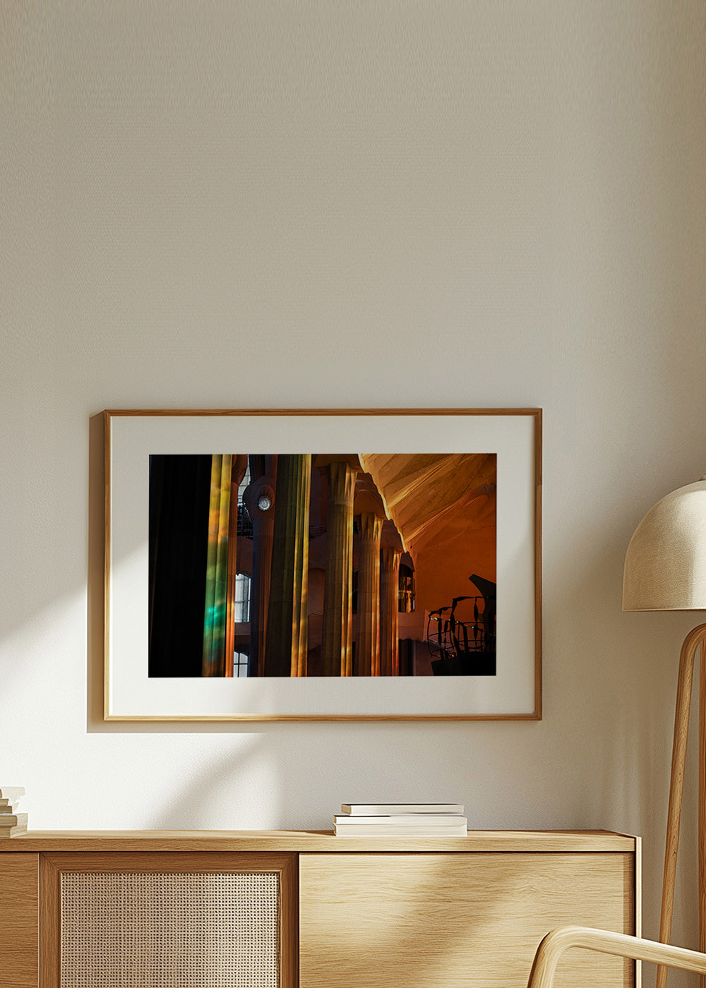 Fotografia wnętrza architektonicznego w złotym świetle