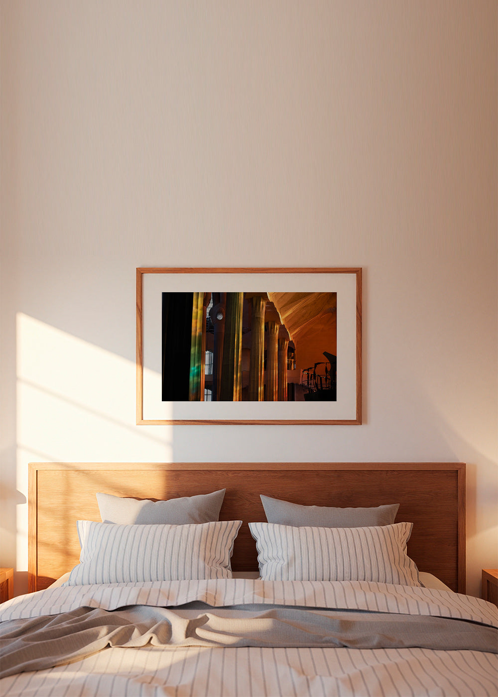 Fotografia wnętrza architektonicznego w złotym świetle
