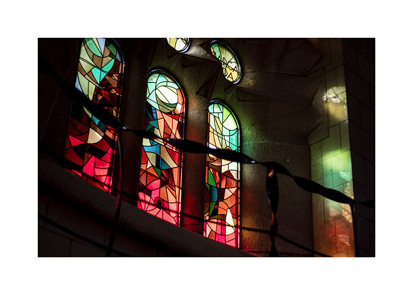 Fotografia witraży w gotyckim wnętrzu