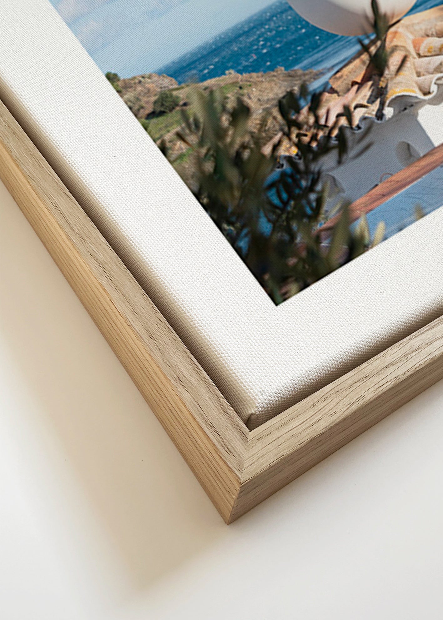 Sztuka krajobrazowa z owalną rzeźbą nad morzem
