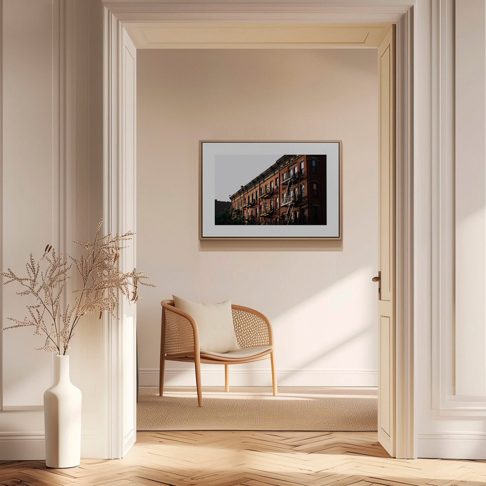 Plakat podróżniczy: elewacja brownstone w Nowym Jorku ze schodami pożarowymi
