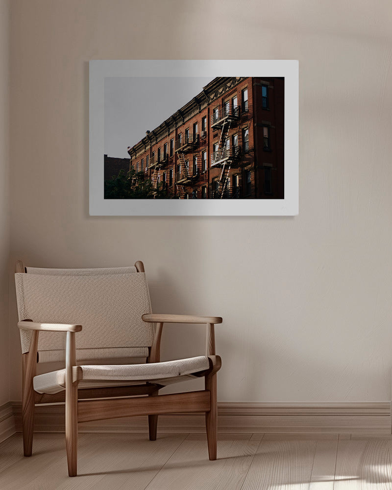 Plakat podróżniczy: elewacja brownstone w Nowym Jorku ze schodami pożarowymi