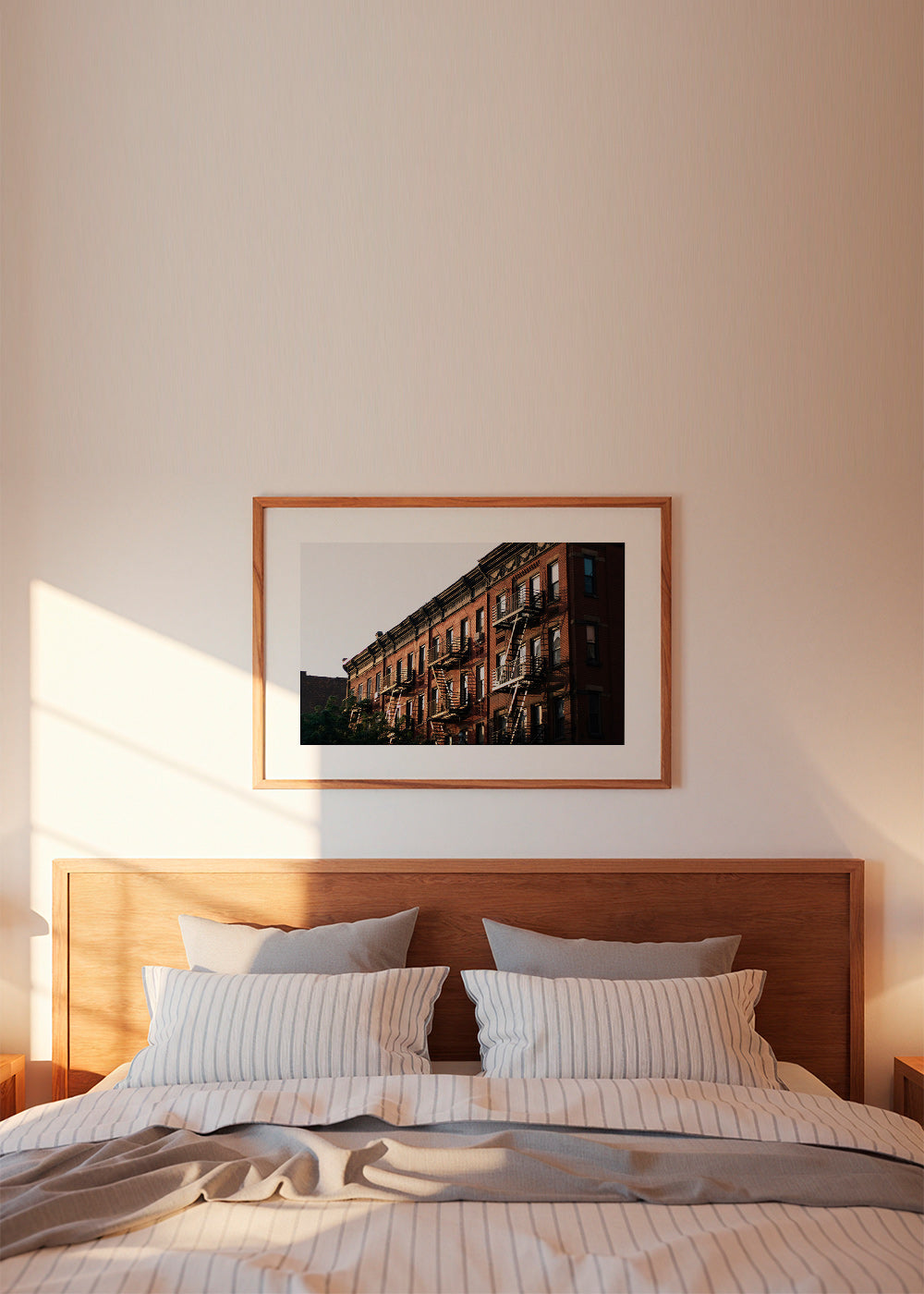 Plakat podróżniczy: elewacja brownstone w Nowym Jorku ze schodami pożarowymi