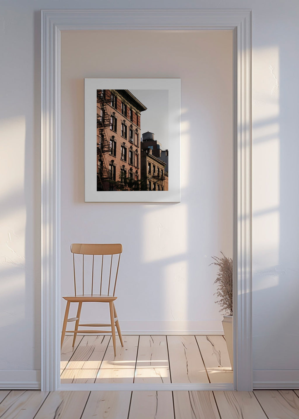Fotografia fasady miejskiej ze schodami ewakuacyjnymi