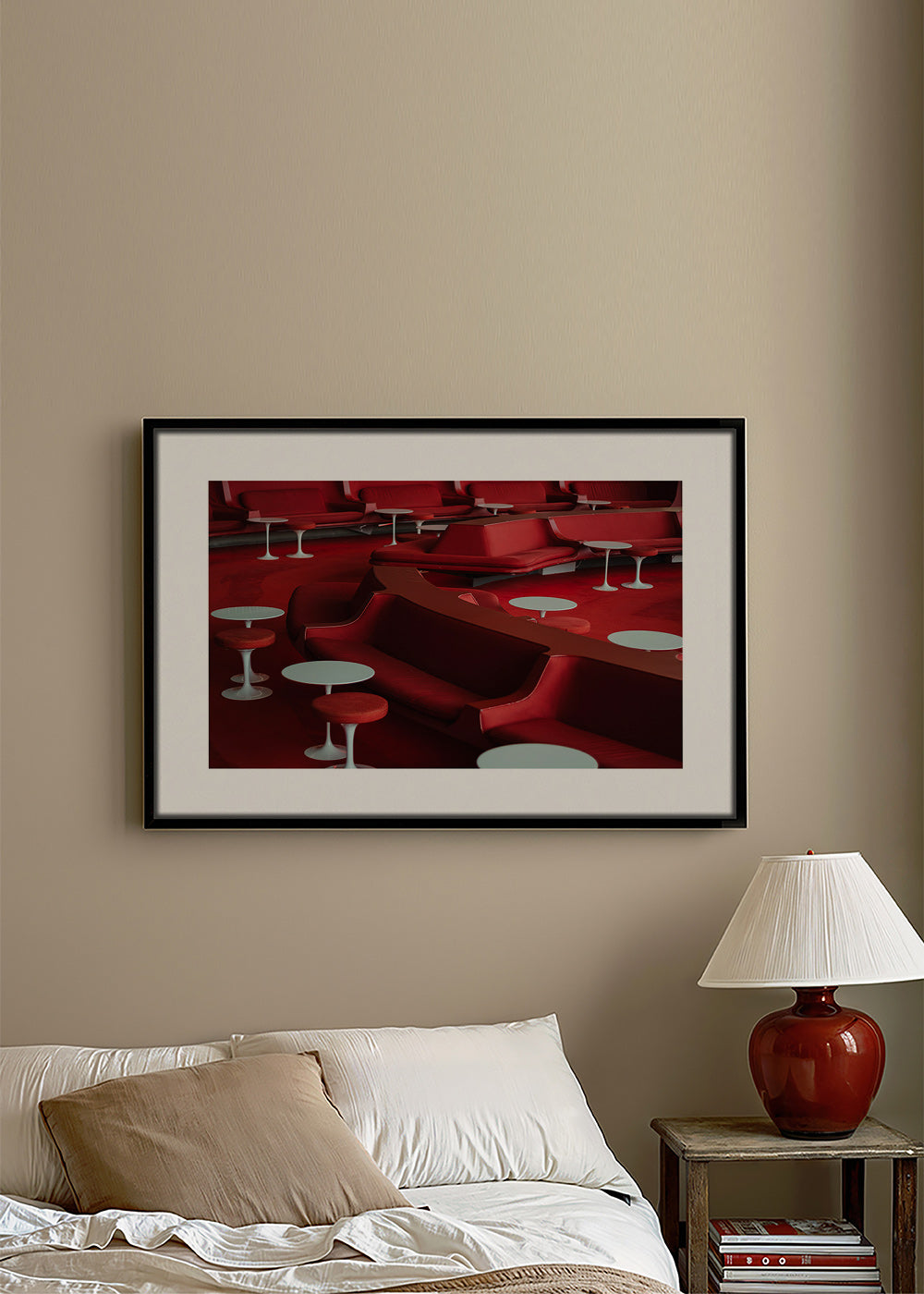 Fotografia czerwonego lounge z zakrzywionymi siedziskami