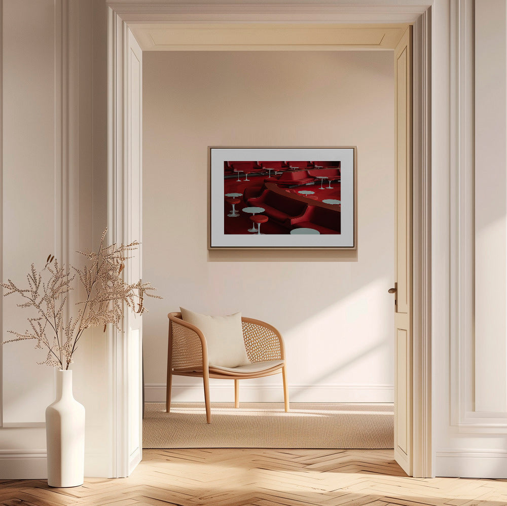 Fotografia czerwonego lounge z zakrzywionymi siedziskami