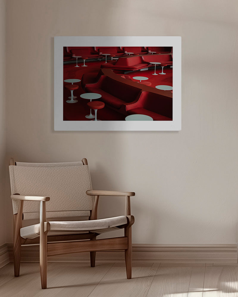 Fotografia czerwonego lounge z zakrzywionymi siedziskami
