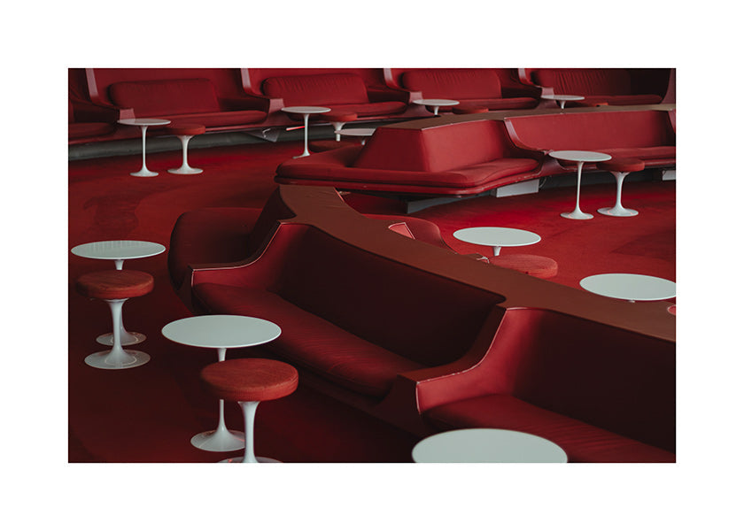 Fotografia czerwonego lounge z zakrzywionymi siedziskami