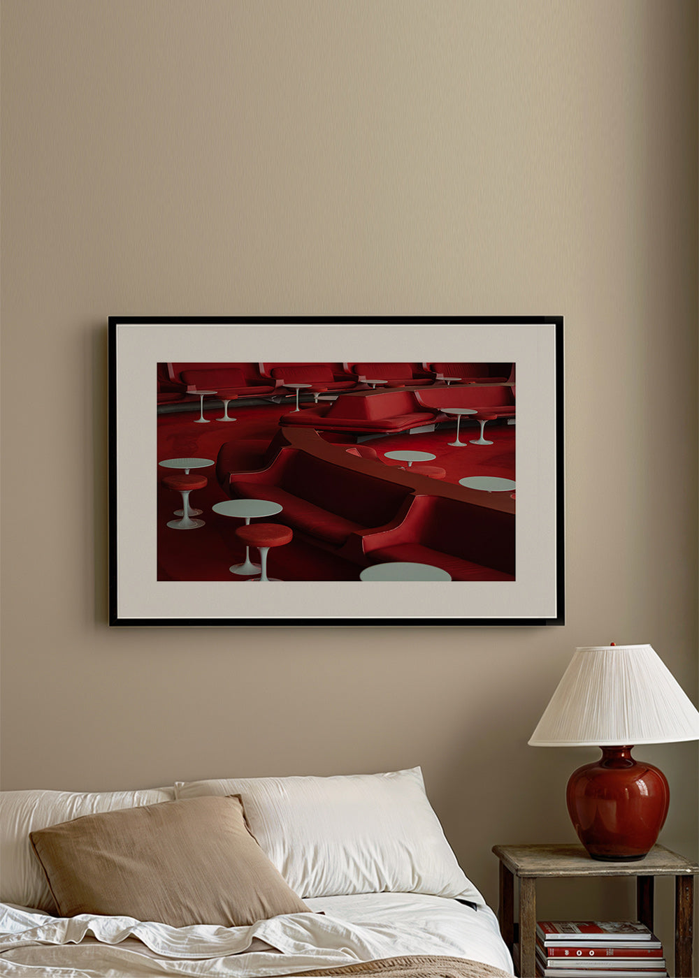 Fotografia czerwonego lounge z zakrzywionymi siedziskami