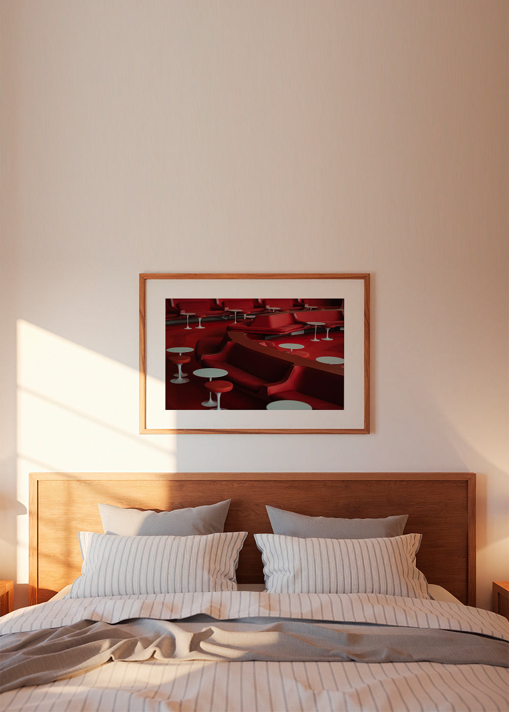 Fotografia czerwonego lounge z zakrzywionymi siedziskami