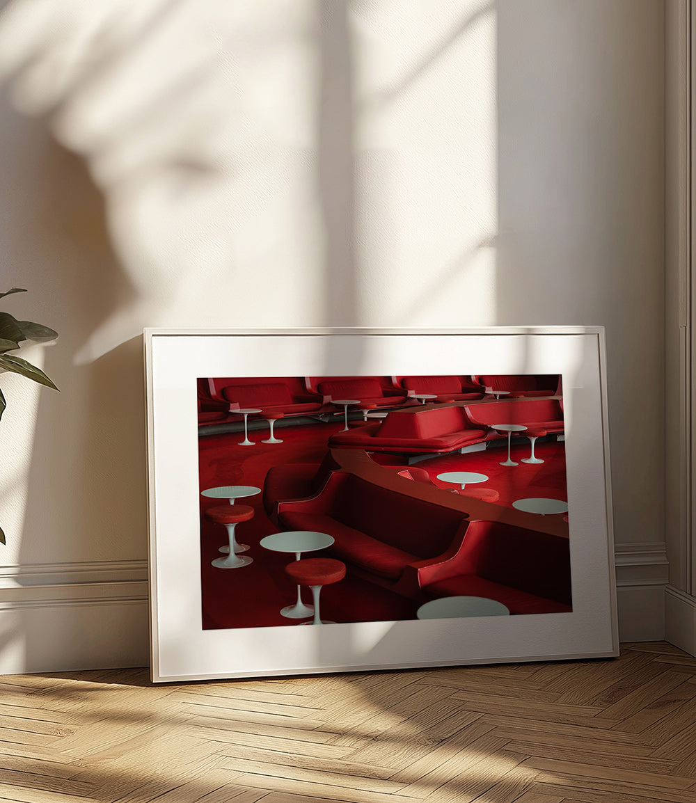 Fotografia czerwonego lounge z zakrzywionymi siedziskami