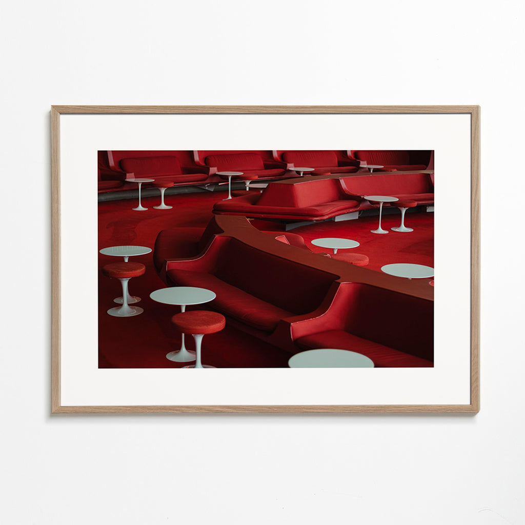 Fotografia czerwonego lounge z zakrzywionymi siedziskami