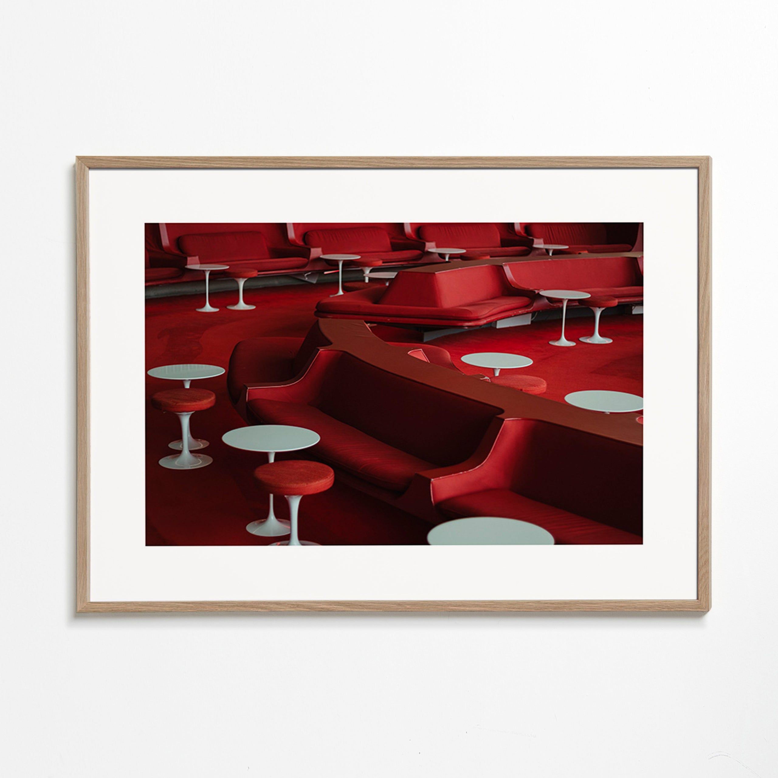 Fotografia czerwonego lounge z zakrzywionymi siedziskami