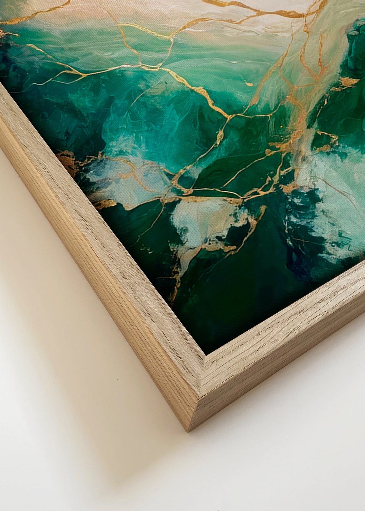 Obraz abstrakcyjny z szmaragdowymi i złotymi żyłami – Canvas detail