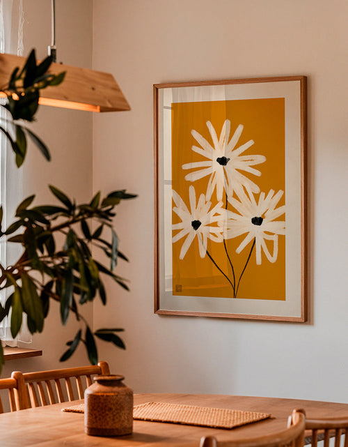 Plakat botaniczny: stokrotki na musztardowym tle – Product1