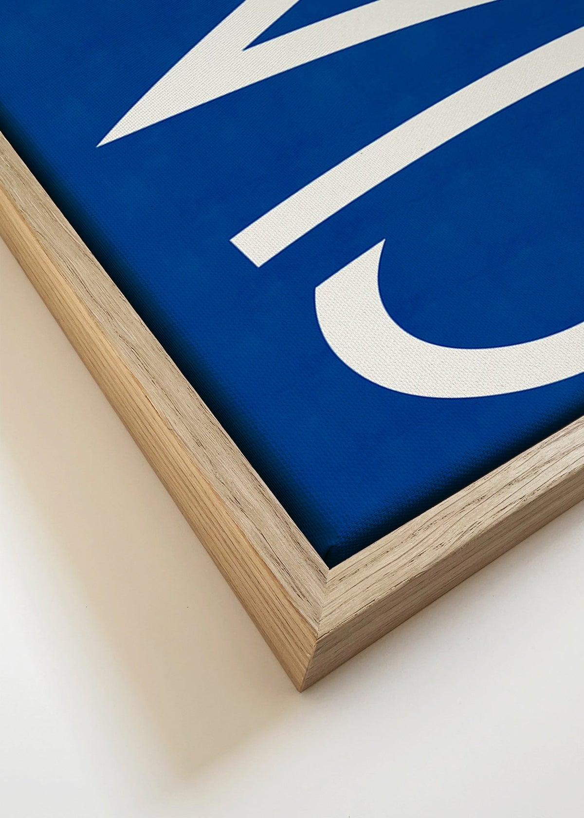 Grafika typograficzna 'CIAO' w kolorze niebieskim – Canvas detail