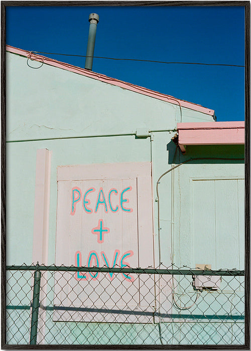 Fotografia fasady z graffiti Peace + Love – Black Frame