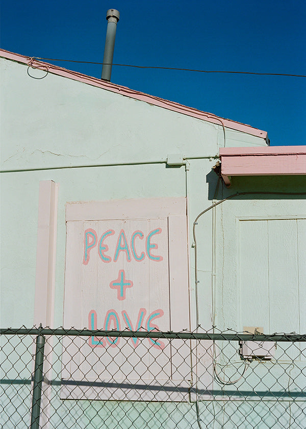 Fotografia fasady z graffiti Peace + Love
