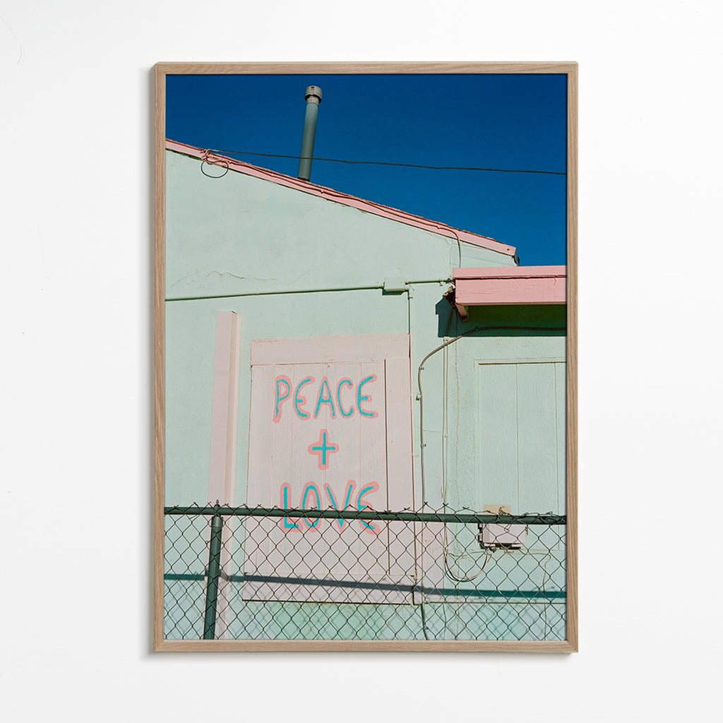 Fotografía de fachada con grafiti Peace + Love – Oak Frame