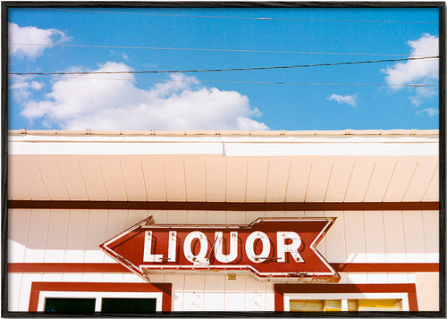 Fotografia vintage szyld 'LIQUOR' na niebieskim niebie – Black Frame