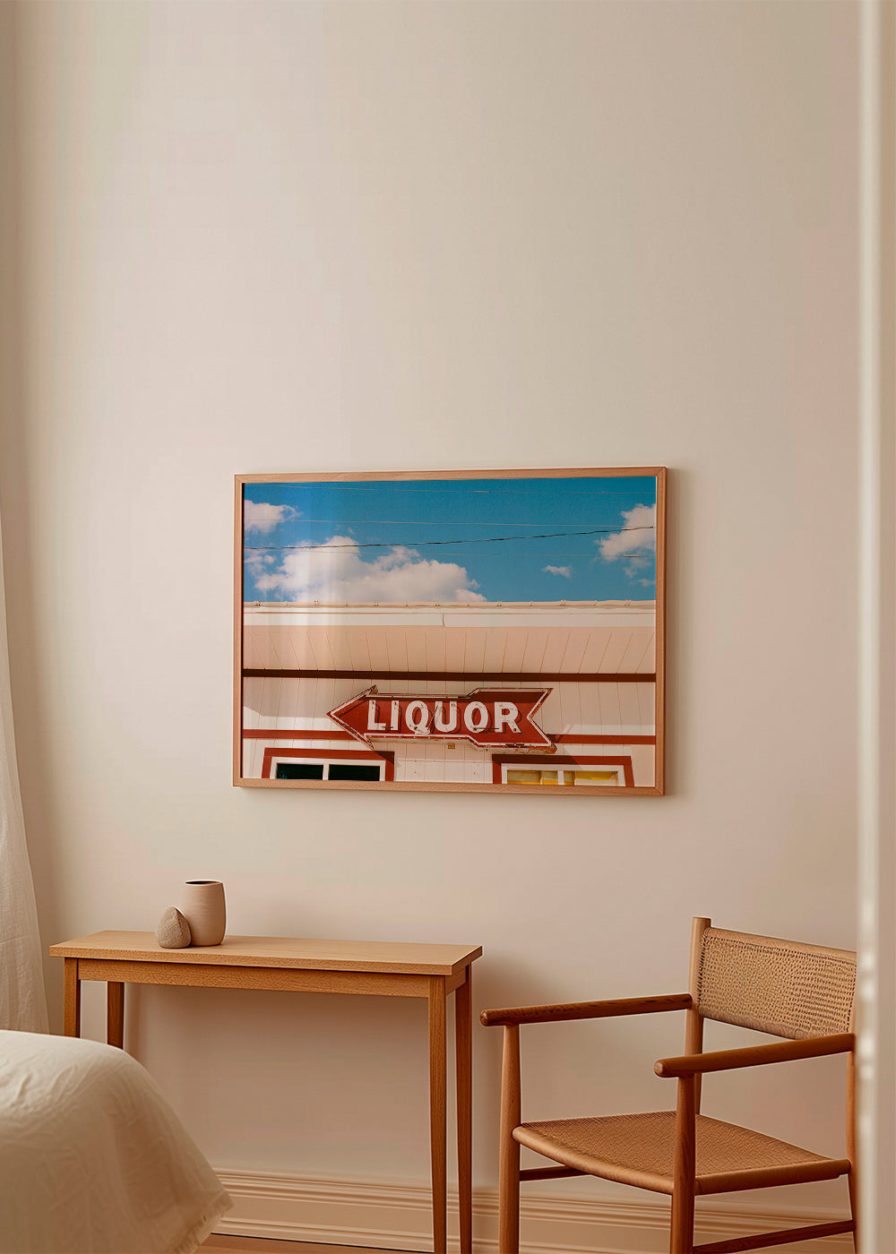 Fotografia vintage szyld 'LIQUOR' na niebieskim niebie – Product1