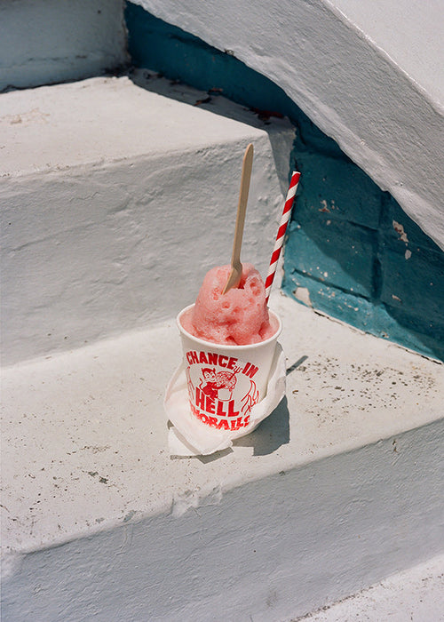 Sztuka do kuchni: różowy sorbet na białych schodach
